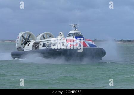 PORTSMOUTH, ROYAUME-UNI - 12 août 2019: Aéroglisseur entouré par un jet de mer entrant sur la plage de Southsea de Ryde - le dernier ervi d'aéroglisseur commercial Banque D'Images