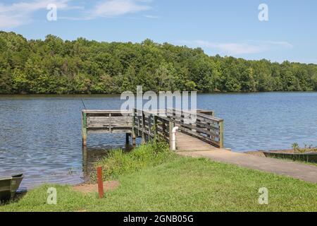 LANCASTER, ÉTATS-UNIS - 03 septembre 2021 : un quai de pêche sur le lac à l'intérieur du parc régional Andrew Jackson de Caroline du Sud. Banque D'Images