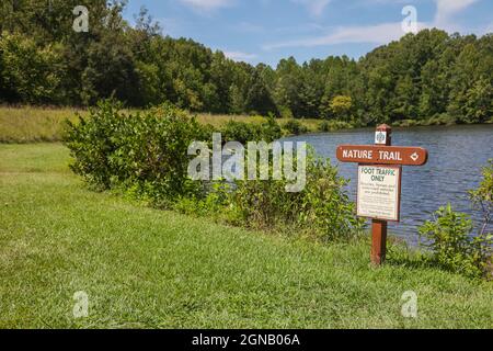 LANCASTER, ÉTATS-UNIS - 03 septembre 2021 : un signe marque le sentier de la nature à l'intérieur du parc régional Andrew Jackson de Caroline du Sud. Banque D'Images