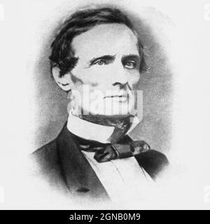 Jefferson Finis Davis (3 juin 1808 – 6 décembre 1889) était un homme politique américain qui a été président des États confédérés de 1861 à 1865. En tant que membre du Parti démocratique, il a représenté le Mississippi au Sénat des États-Unis et à la Chambre des représentants avant la guerre de Sécession. Il a été auparavant le secrétaire américain à la guerre de 1853 à 1857 sous le président Franklin Pierce. Du livre "la guerre civile à travers la caméra" des centaines de photos vivantes réellement prises dans les temps de la guerre civile, seize reproductions en couleur de célèbres tableaux de guerre. Le ne Banque D'Images