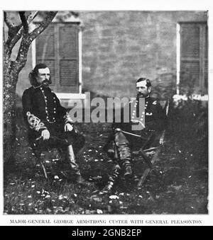 LE MAJOR-GÉNÉRAL GEORGE ARMSTRONG CUSTER AVEC LE GÉNÉRAL ALFRED PLEASONTON. Cette photo a été prise à Warrenton, en Virginie, trois mois après la bataille de Gettysburg. Du livre "la guerre civile à travers l'appareil photo" des centaines de photos vivantes réellement prises à l'époque de la guerre civile, seize reproductions en couleur de célèbres tableaux de guerre. Le nouveau texte historique par Henry W. Elson. A. Histoire illustrée complète de la guerre civile Banque D'Images