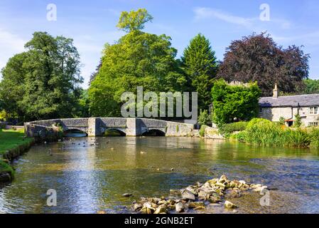 Ashford dans l'eau Medieval Sheepwash Bridge sur la rivière Wye dans le village d'Ashford dans l'eau, White Peak, Derbyshire Angleterre Royaume-Uni GB Europe Banque D'Images