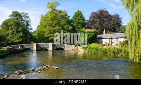 Village d'Ashford dans l'eau Derbyshire Angleterre GB Europe Banque D'Images