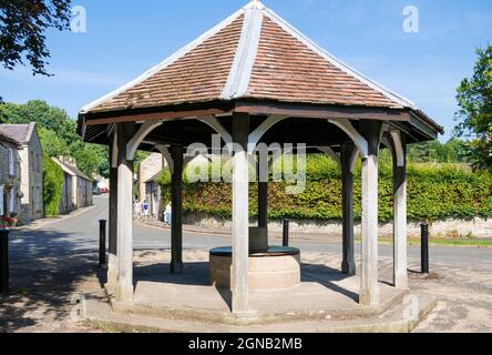 L'ancien marché se trouve dans le village d'Ashford dans l'eau près du parc national du district de Bakewell Derbyshire Peak, Angleterre GB Europe Banque D'Images