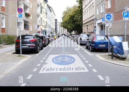 Berlin, Allemagne, septembre 2021, rue de vélo avec voitures garées dans le quartier Mitte Berlin, Allemagne, 20 septembre 2021, rue de vélo avec parking Banque D'Images