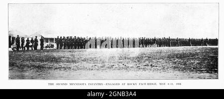 Le deuxième Minnesota infanterie engagé à Rocky face Ridge, du 8 au 11 mai 1864 dans le livre ' la guerre civile à travers la caméra ' des centaines de photographies vivantes réellement prises dans les temps de la guerre civile, seize reproductions en couleur de célèbres peintures de guerre. Le nouveau texte historique par Henry W. Elson. A. Histoire illustrée complète de la guerre civile Banque D'Images