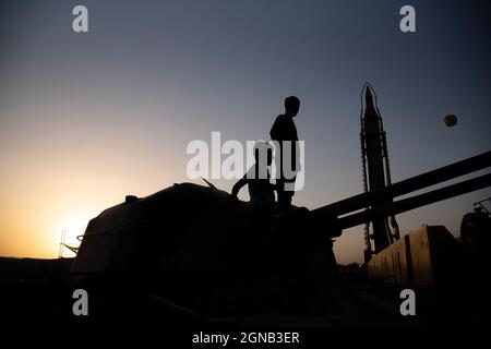 Téhéran, Iran. 23 septembre 2021. Des jeunes garçons se tiennent sur un char militaire lors d'une exposition de guerre organisée par le corps des Gardiens de la révolution islamique (IRGC) dans un parc du sud de Téhéran pour marquer l'anniversaire de la guerre Iran-Irak (1980-88). (Photo de Sobhan Farajvan/Pacific Press) crédit: Pacific Press Media production Corp./Alay Live News Banque D'Images