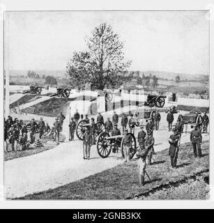 C'est fort Stevens (connu à l'origine sous le nom de fort Massachusetts), au nord de Washington, près de la maison des soldats, où le président Lincoln avait sa résidence d'été. C'est à cet avant-poste que les troupes du début de s avançèrent le 12 juillet 1864. Dans les combats de ce jour-là, Lincoln se tenait sur les remparts, et un chirurgien qui se tenait à ses côtés a été blessé. Ces œuvres ont été rarisées de manière fébrile, et le général Gordon a déclaré dans ses mémoires que lorsque les troupes confédérées ont atteint fort Stevens, elles l'ont trouvée sans garantie. Cette photo a été prise après l'occupation du fort par la Compagnie F du troisième Massachussett Banque D'Images