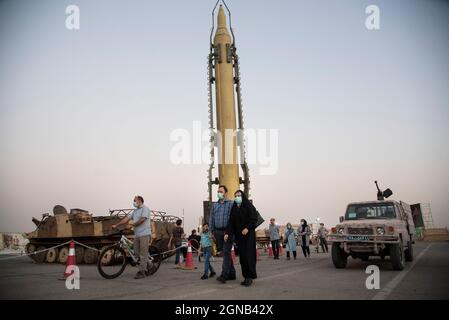 Téhéran, Iran. 23 septembre 2021. Les gens visitent une exposition de guerre organisée par le corps des Gardiens de la révolution islamique (IRGC) dans un parc du sud de Téhéran pour marquer l'anniversaire de la guerre Iran-Irak (1980-88) le 23 septembre 2021. (Photo de Sobhan Farajvan/Pacific Press) crédit: Pacific Press Media production Corp./Alay Live News Banque D'Images