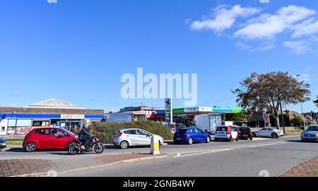 Worthing UK 24 septembre 2021 - les clients font la queue pour le carburant dans Une station-service Harvest Energy à Goring près de Worthing Sussex ce matin . Une pénurie de chauffeurs de camions-citernes de carburant qui se présentent dans tout le Royaume-Uni a causé des problèmes cette semaine : Credit Simon Dack / Alay Live News Banque D'Images