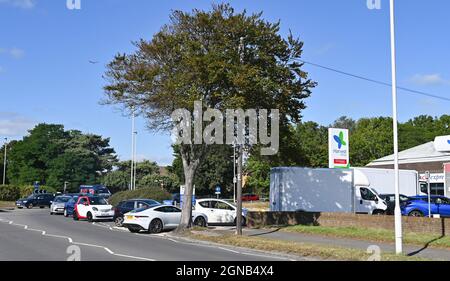 Worthing UK 24 septembre 2021 - les clients font la queue pour le carburant dans Une station-service Harvest Energy à Goring près de Worthing Sussex ce matin . Une pénurie de chauffeurs de camions-citernes de carburant qui se présentent dans tout le Royaume-Uni a causé des problèmes cette semaine : Credit Simon Dack / Alay Live News Banque D'Images