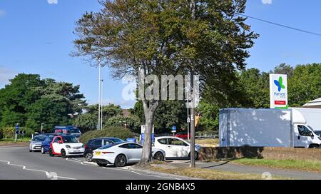 Worthing UK 24 septembre 2021 - les clients font la queue pour le carburant dans Une station-service Harvest Energy à Goring près de Worthing Sussex ce matin . Une pénurie de chauffeurs de camions-citernes de carburant qui se présentent dans tout le Royaume-Uni a causé des problèmes cette semaine : Credit Simon Dack / Alay Live News Banque D'Images