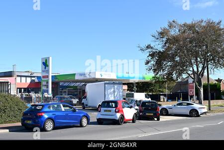 Worthing UK 24 septembre 2021 - les clients font la queue pour le carburant dans Une station-service Harvest Energy à Goring près de Worthing Sussex ce matin . Une pénurie de chauffeurs de camions-citernes de carburant qui se présentent dans tout le Royaume-Uni a causé des problèmes cette semaine : Credit Simon Dack / Alay Live News Banque D'Images