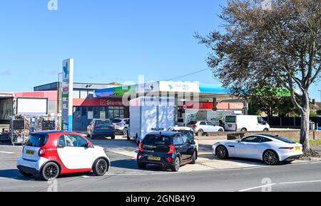 Worthing UK 24 septembre 2021 - les clients font la queue pour le carburant dans Une station-service Harvest Energy à Goring près de Worthing Sussex ce matin . Une pénurie de chauffeurs de camions-citernes de carburant qui se présentent dans tout le Royaume-Uni a causé des problèmes cette semaine : Credit Simon Dack / Alay Live News Banque D'Images