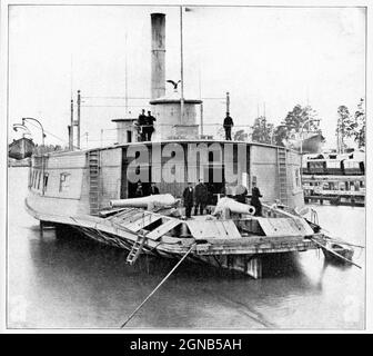 Cet engin, le Commodore Perry, était un vieux traversier de New York acheté et pressé précipitamment en service par la marine fédérale pour aider à résoudre le problème de la patrouille des trois mille milles de côte, Le blocus doit être rendu efficace. Du livre "la guerre civile à travers la caméra" des centaines de photographies vivantes réellement prises en temps de guerre civile, seize reproductions en couleur de célèbres peintures de guerre. Le nouveau texte historique par Henry W. Elson. A. Histoire illustrée complète de la guerre civile Banque D'Images