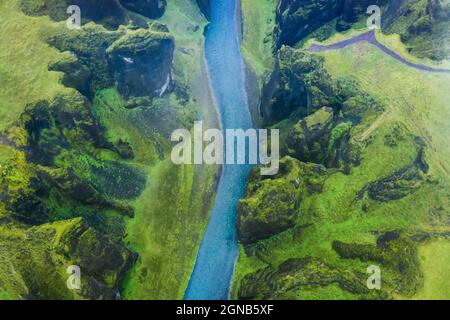 Vue aérienne de la célèbre et unique vallée de Fjadrargljufur en Islande lors d'un jour de pluie en Islande. Falaises mossy et rivière de montagne. Voyage touristique Banque D'Images