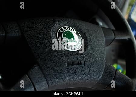 BELARUS, NOVOPOLOTSK -24SEPTEMBER, 2021: Badge Skoda sur le volant d'une voiture de près Banque D'Images