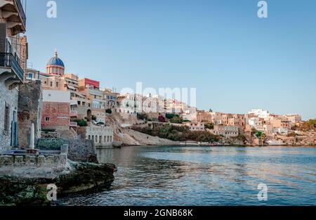 Vue sur le quartier historique de Vaporia à Ermoupoli, avec le dôme de Saint-Nicolas en arrière-plan. Île de Syros, Cyclades, Grèce. Banque D'Images