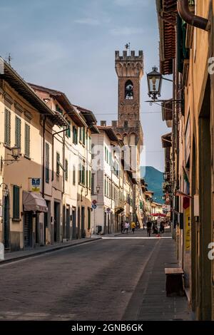 Vue sur la rue principale de Scarperia, petite ville célèbre pour la production artisanale de lames et couteaux, province de Florence, Toscane, Italie Banque D'Images