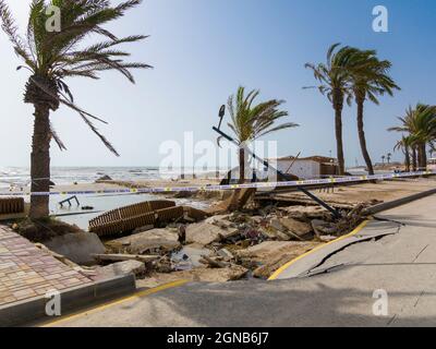 Tempête causée sur la plage de Campoamor, dans la région de la Costa Blanca, en Espagne, près d’Orihuela, en septembre 2019, à la suite de l’une des pires tempêtes du pays depuis 140 ans. Banque D'Images