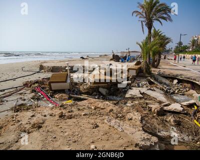 Tempête causée sur la plage de Campoamor, dans la région de la Costa Blanca, en Espagne, près d’Orihuela, en septembre 2019, à la suite de l’une des pires tempêtes du pays depuis 140 ans. Banque D'Images