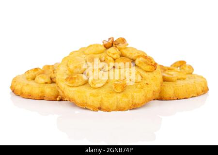 Groupe de trois délicieux biscuits avec arachides sur fond blanc Banque D'Images