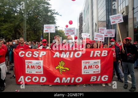 Des gens assistent à une manifestation des membres du syndicat socialiste FGTB-ABVV, à Bruxelles, le vendredi 24 septembre 2021, pour protester contre la norme salariale l Banque D'Images