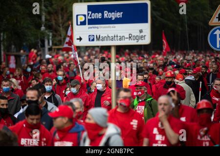 Des gens assistent à une manifestation des membres du syndicat socialiste FGTB-ABVV, à Bruxelles, le vendredi 24 septembre 2021, pour protester contre la norme salariale l Banque D'Images