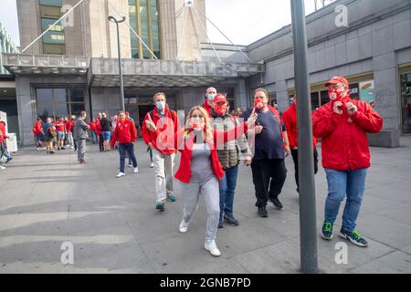 Des gens assistent à une manifestation des membres du syndicat socialiste FGTB-ABVV, à Bruxelles, le vendredi 24 septembre 2021, pour protester contre la norme salariale l Banque D'Images