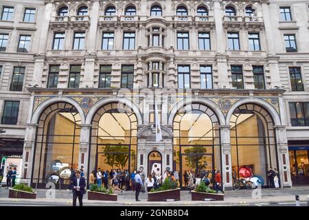 Londres, Royaume-Uni. 24 septembre 2021. Vue générale de l'Apple Store sur Regent Street comme iPhone 13 est en vente à Londres. Crédit : SOPA Images Limited/Alamy Live News Banque D'Images