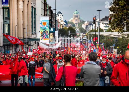 Des gens assistent à une manifestation des membres du syndicat socialiste FGTB-ABVV, à Bruxelles, le vendredi 24 septembre 2021, pour protester contre la norme salariale l Banque D'Images