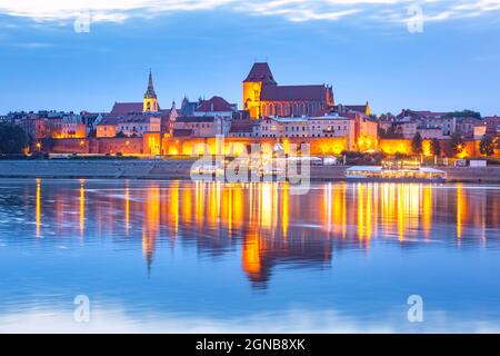 Panorama en soirée de la vieille ville de Torun depuis la Vistule, Pologne Banque D'Images