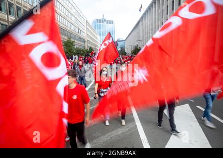 Des gens assistent à une manifestation des membres du syndicat socialiste FGTB-ABVV, à Bruxelles, le vendredi 24 septembre 2021, pour protester contre la norme salariale l Banque D'Images