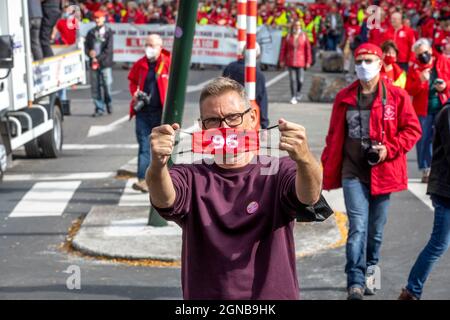 Des gens assistent à une manifestation des membres du syndicat socialiste FGTB-ABVV, à Bruxelles, le vendredi 24 septembre 2021, pour protester contre la norme salariale l Banque D'Images