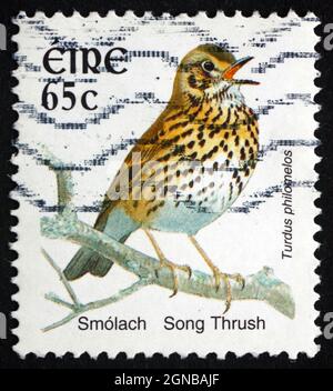 IRLANDE - VERS 2004: Un timbre imprimé en Irlande montre Song Grush, Turdus Philomelos, Bird, vers 2004 Banque D'Images