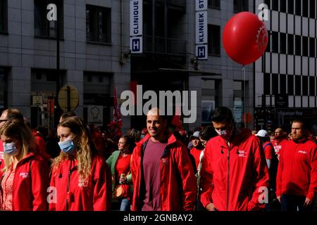 Bruxelles, Belgique. 24 septembre 2021. Des gens assistent à une manifestation des membres du syndicat socialiste FGTB-ABVV, à Bruxelles, le vendredi 24 septembre 2021, pour protester contre la loi sur les normes salariales. Crédit: ALEXANDROS MICHAILIDIS/Alamy Live News Banque D'Images