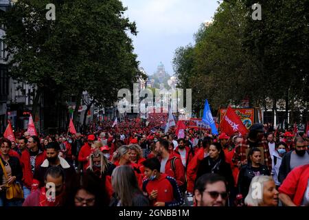 Bruxelles, Belgique. 24 septembre 2021. Des gens assistent à une manifestation des membres du syndicat socialiste FGTB-ABVV, à Bruxelles, le vendredi 24 septembre 2021, pour protester contre la loi sur les normes salariales. Crédit: ALEXANDROS MICHAILIDIS/Alamy Live News Banque D'Images