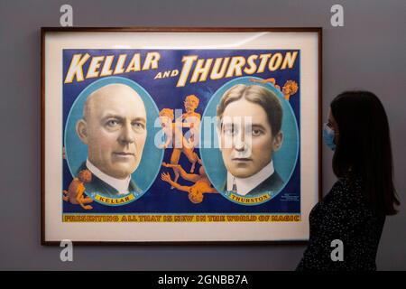 Londres, Royaume-Uni. 24 septembre 2021. Un membre du personnel voit une affiche ancienne de 'Harry Kellar (Kellar) et de Howard Thurston', imprimée vers 1907 (est de 8,000 $ à 12,000 $). Aperçu d'une collection couvrant l'histoire de la magie de la célébrité magicienne Ricky Jay. Les œuvres sont présentées à Sotheby’s, New Bond Street, avant leur vente aux enchères à New York les 27 et 28 octobre. Credit: Stephen Chung / Alamy Live News Banque D'Images