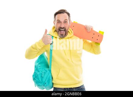 homme de haut en haut souriant de retour à l'école isolé sur blanc. homme en jaune avec un sweat à capuche et une planche à roulettes. Banque D'Images