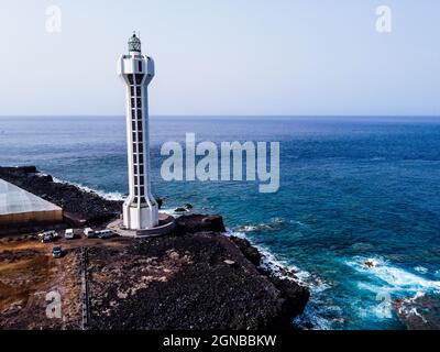 TAZACORTE, ESPAGNE - 15 août 2021 : Phare de Punta Lava à la Palma. La Bombilla, Tazacorte, îles Canaries. Il est situé sur un champ de lave volcanique. AE Banque D'Images