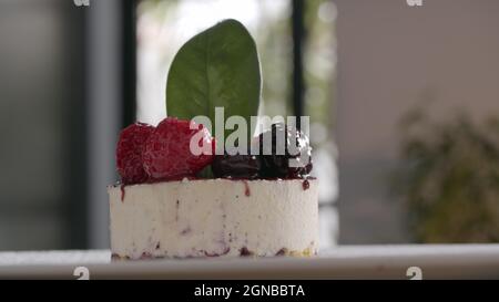 Présentation du gâteau à la crème glacée aux baies Banque D'Images