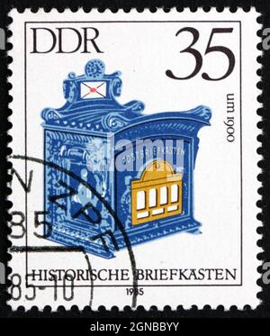 ALLEMAGNE - VERS 1985: Un timbre imprimé en Allemagne montre Antique Mailbox, 1900, vers 1985 Banque D'Images