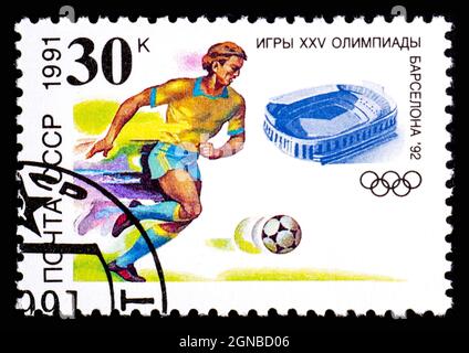 RUSSIE, URSS - VERS 1991: Timbre-poste de l'URSS montrant le football aux XXV Jeux Olympiques de Sport Barcelone 1992 Banque D'Images