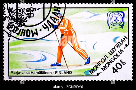 MONGOLIE - VERS 1985 : timbre-poste de Mongolie montrant les Jeux Olympiques d'hiver de sport de Finlande de Marja-Liisa Hamalainen Banque D'Images