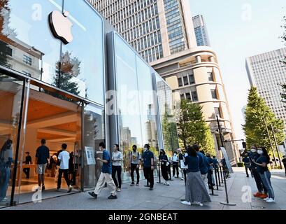 Tokyo, Japon. 24 septembre 2021. Les clients sont accueillis par les employés pendant la journée de lancement dans la boutique Apple Marunouchi à Tokyo, au Japon, le vendredi 13 septembre 2021. Crédit : UPI/Alay Live News Banque D'Images