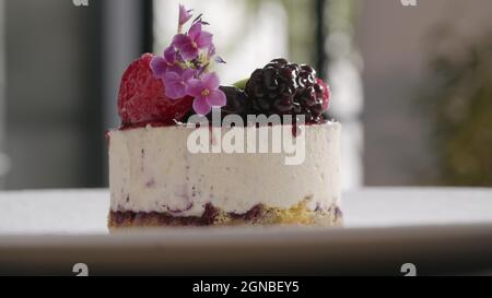 Touche finale sur le gâteau à la crème glacée aux baies Banque D'Images