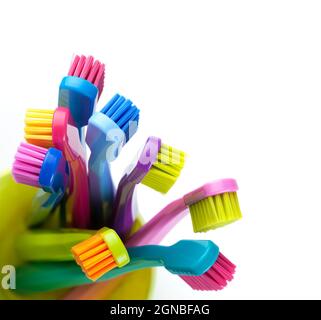 Nouvelles brosses à dents dans une tasse isolée sur fond blanc. Copier l'espace. Vue de dessus Banque D'Images