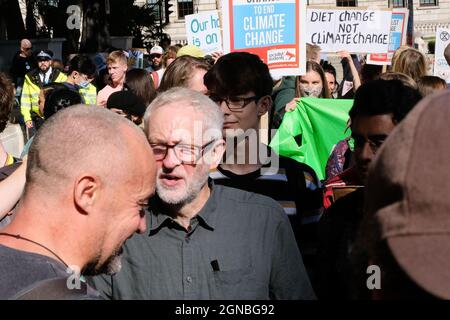 Parliament Square, Londres, Royaume-Uni. 24 septembre 2021. Le député Jeremy Corbyn. Les gens se réunissent pour les vendredis pour l'avenir, la grève mondiale du climat. Crédit : Matthew Chattle/Alay Live News Banque D'Images