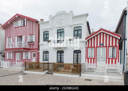 Costa Nova, Portugal. Maisons de plage colorées et traditionnelles à rayures sur la Costa Nova, Aveiro, Portugal. Banque D'Images