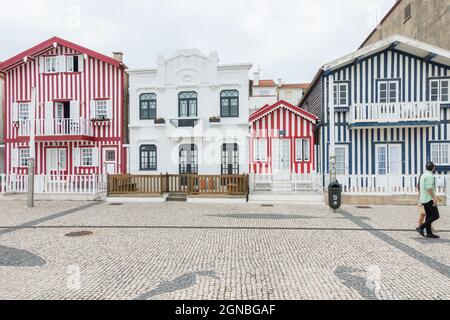 Costa Nova, Portugal. Maisons de plage colorées et traditionnelles à rayures sur la Costa Nova, Aveiro, Portugal. Banque D'Images